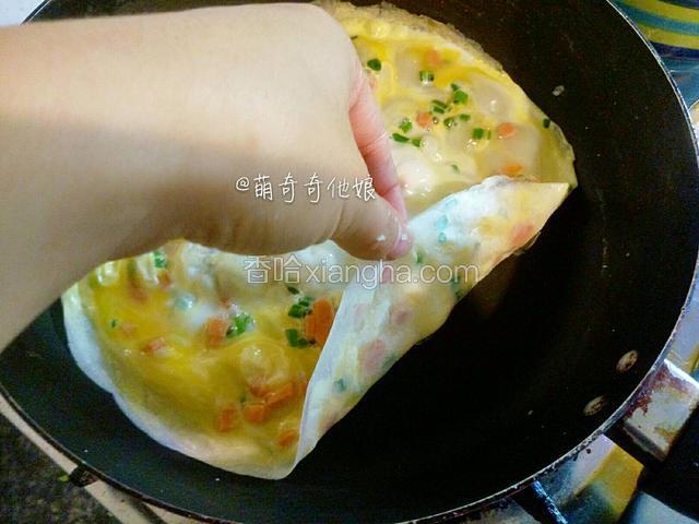 蛋液差不多半凝固的时候从揭起饼皮。