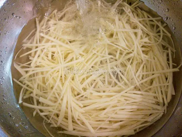 土豆去皮切薄片，再切丝。多冲洗几遍洗掉淀粉，这样炒的时候才不会粘连失去脆感！