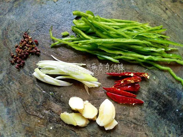 青椒挖掉籽切丝，大葱切条（或切丁），辣椒斜切段，姜切片，大蒜去皮拍扁切小点。