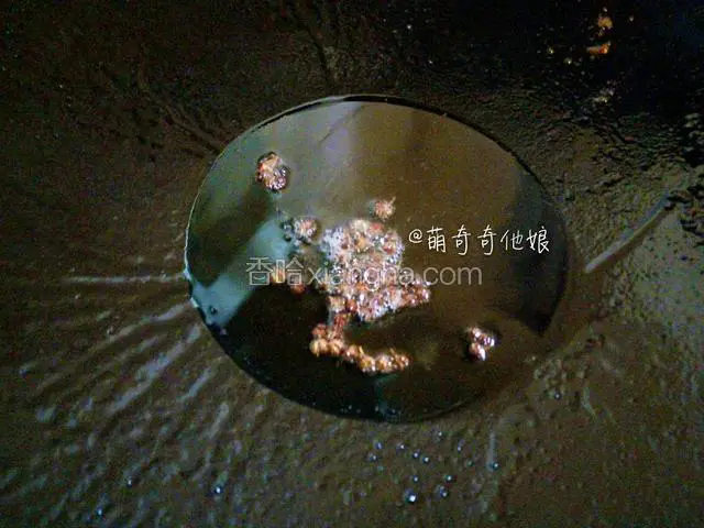 冷锅冷油下花椒粒爆出香味后捞出丢弃。