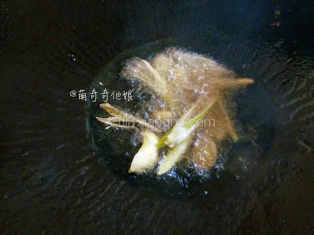 下葱，姜，蒜爆香后加入辣椒煸炒片刻。