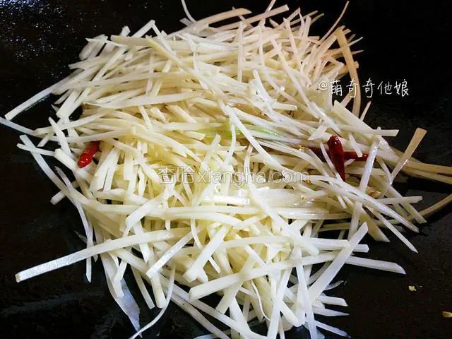 倒入土豆丝，转大火翻炒均匀。