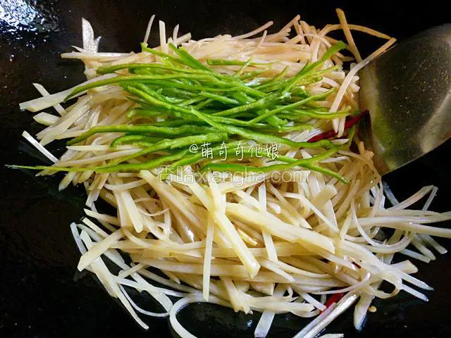 加入青椒丝翻炒片刻，再调入适量鸡精炒匀即可出锅！