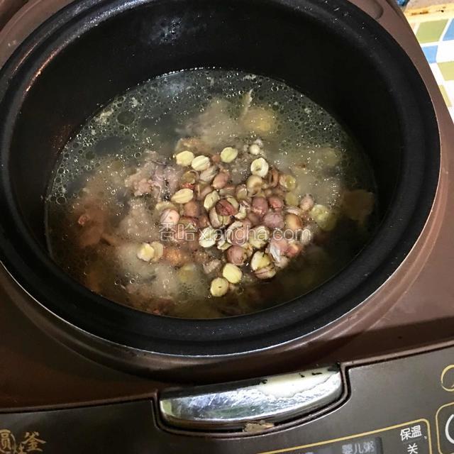 一个半小时后加入莲子继续煲煮