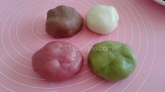 把预拌粉和热水放入面包机和面，把活好的面团均匀分成四份，其中三份分别加入抹茶粉、红曲粉和可可粉揉匀。