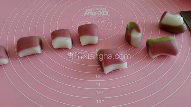 把四色的面滚成长条压在一起再滚成长条，均匀切成16份。