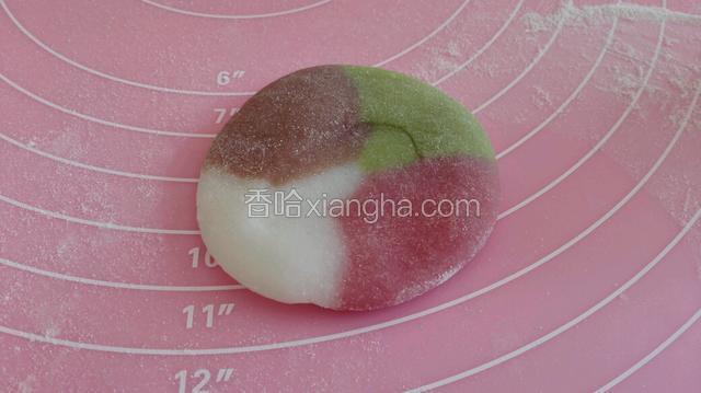 尽量使四种颜色均匀分布。