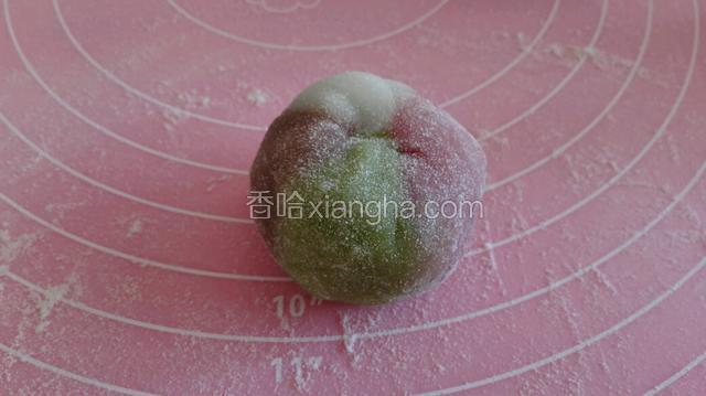 表面沾一些熟糕粉。