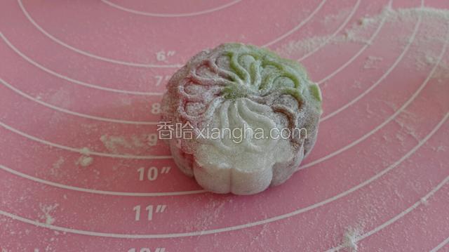 颜色均匀的一面朝里放入模具中下压出模，一个月饼就做好了。