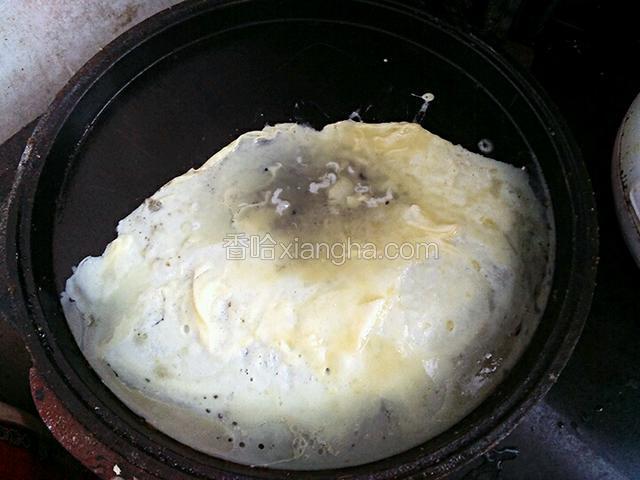 把鸡蛋液倒在电饼档上