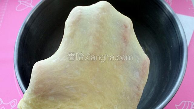 全程一共揉面半个小时，达到出膜扩展阶段。
