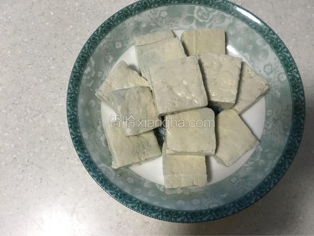 洗净沥干摆入盘中，