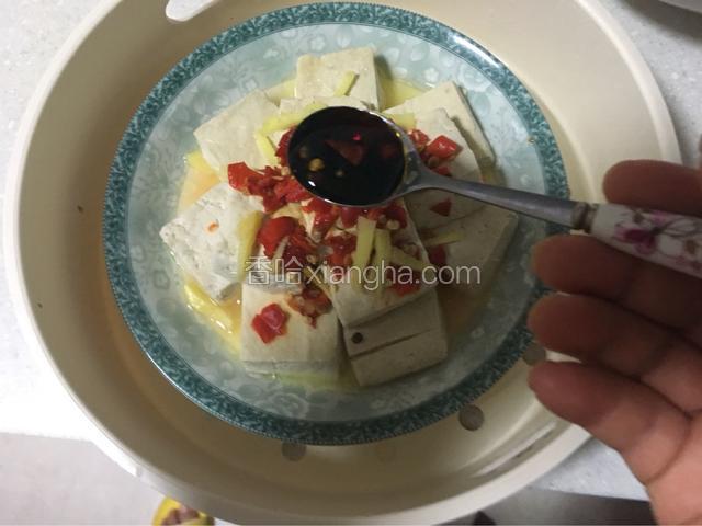 15分钟取出臭豆腐上加入一小勺生抽，就可以吃了