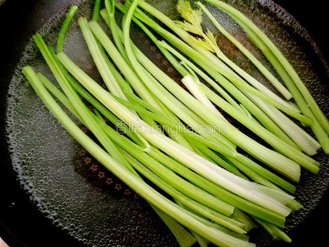 锅中烧开水加少许油下芹菜焯制1分钟