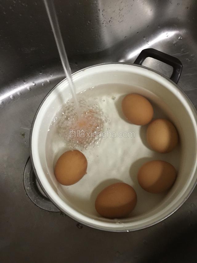 鸡蛋凉水上锅煮熟（开锅转小火）煮好后过凉水