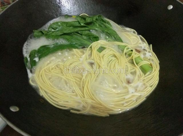 青菜丢下去一起煮，加盐，鱼露各适量进去调味即可