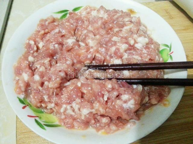 用筷子搅拌成粘稠状