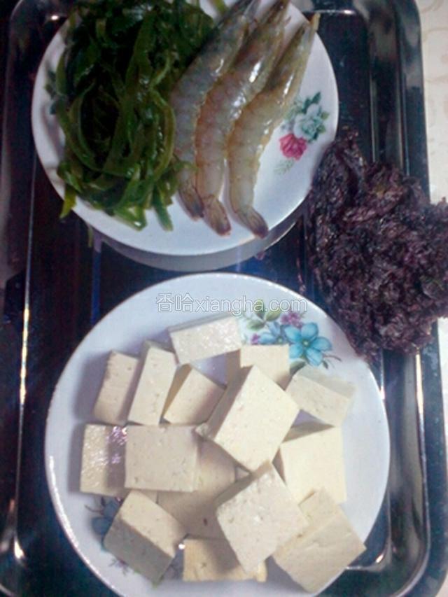 准备好所有主料，豆腐，紫菜，海带，青虾开背去虾蟹洗净备用