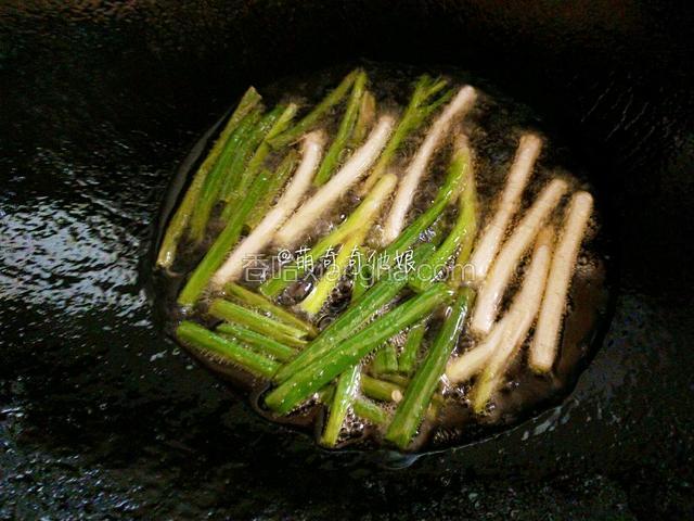 冷锅冷油加入葱小火炸葱油。这里用整根葱或葱白都行，相对来说个人觉得葱白更佳。