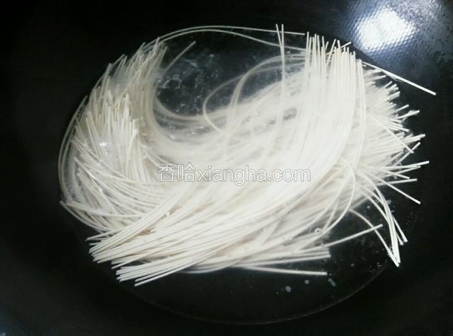 锅中水烧开，放入面条煮至八分熟（即中间掐开有一点白心）