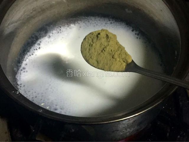 加热到冒泡状态，加入抹茶粉，搅拌均匀，关火