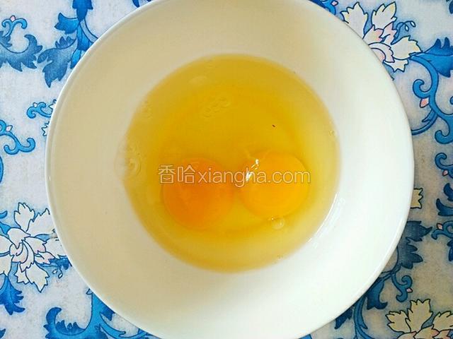 准备2个鸡蛋打入碗里。