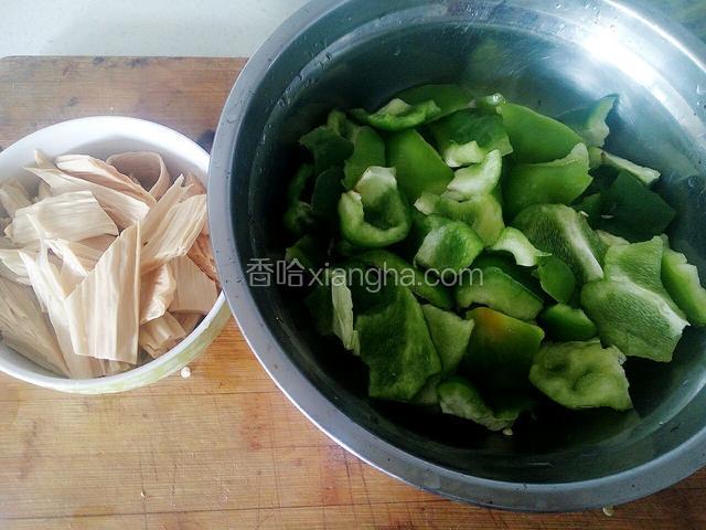 腐竹泡好切块，青椒洗净切块