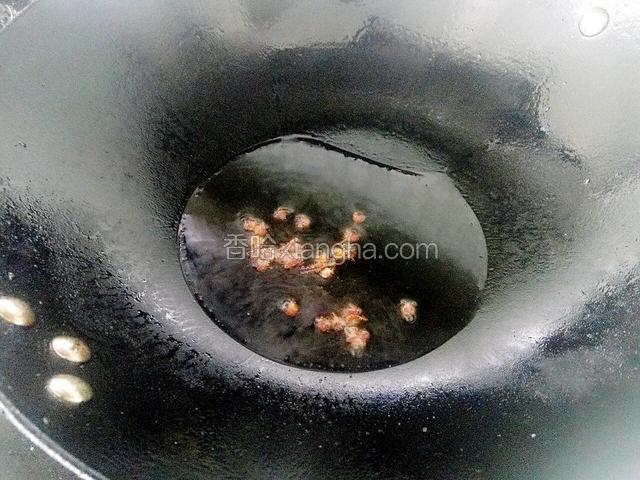 热锅放入适量油爆香花椒粒捞出