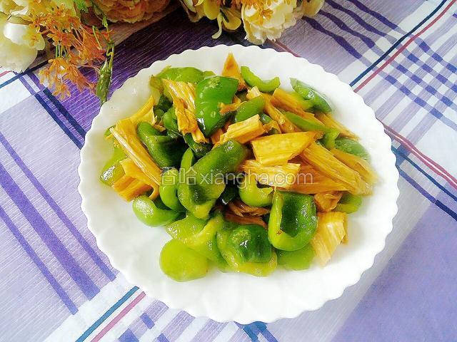 加入盐，生抽和鸡精翻炒几下出锅