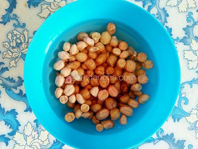 花生米在水里浸泡10分钟左右，这样泡一会，花生米会比较脆，也不容易脱皮。
