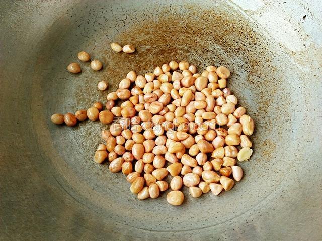 炒锅倒油，油热五分倒入图2的花生米小火煸炒。
