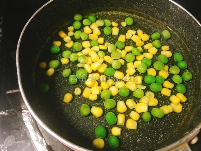玉米粒和青豆用水煮熟后沥干备用。