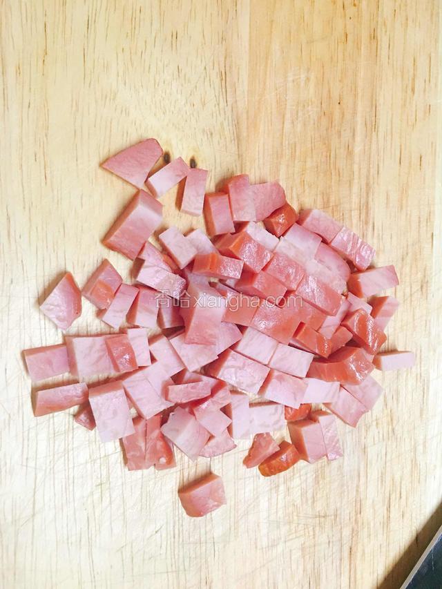 火腿切丁备用。
