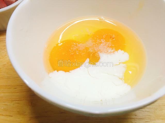 鸡蛋加入盐和牛奶搅打均匀。