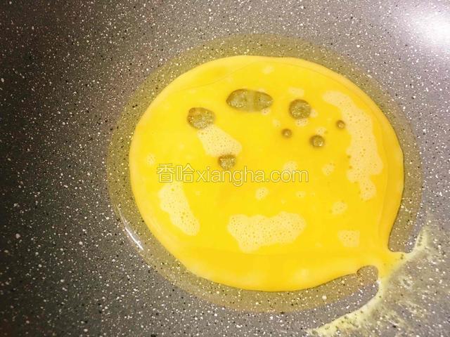 烧热锅，倒入适量的油，倒入鸡蛋。