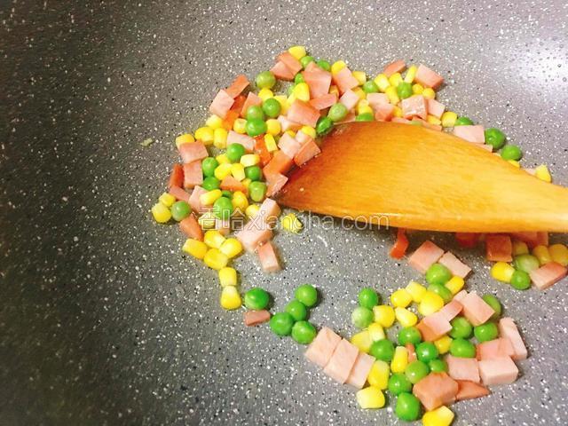 加入玉米粒、青豆粒。
