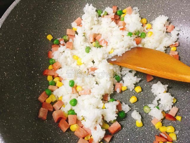 加入大米饭翻炒片刻。
