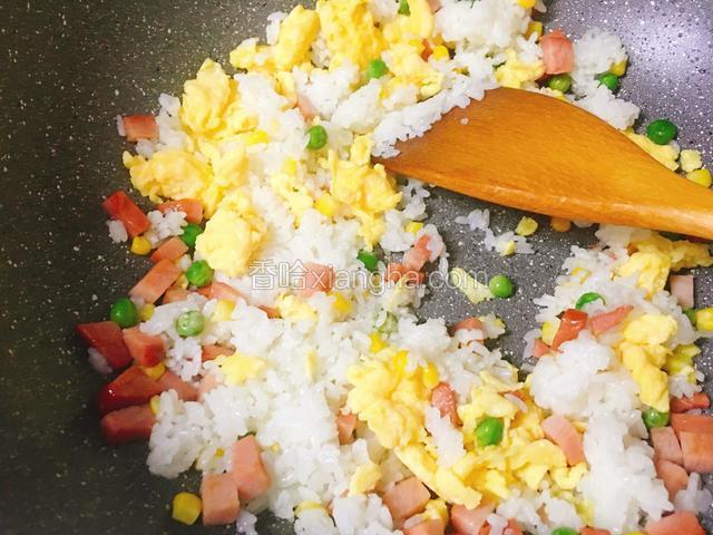 倒入鸡蛋，撒上盐，翻炒片刻。