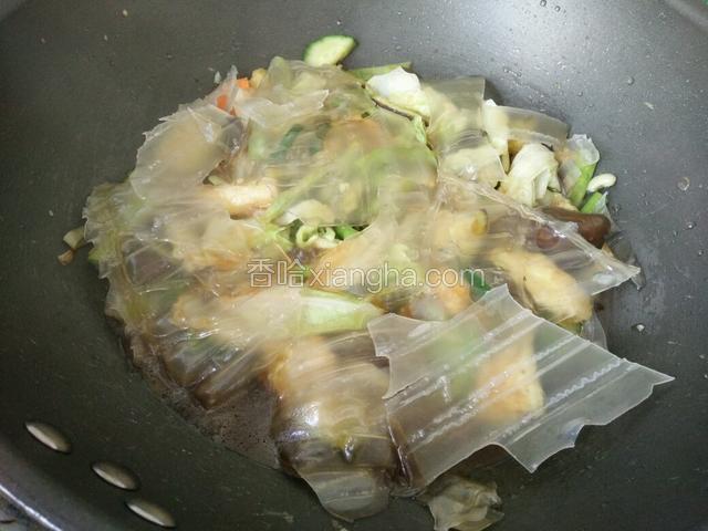 然后上面铺上粉皮，粉皮一定要在上面，不能翻！