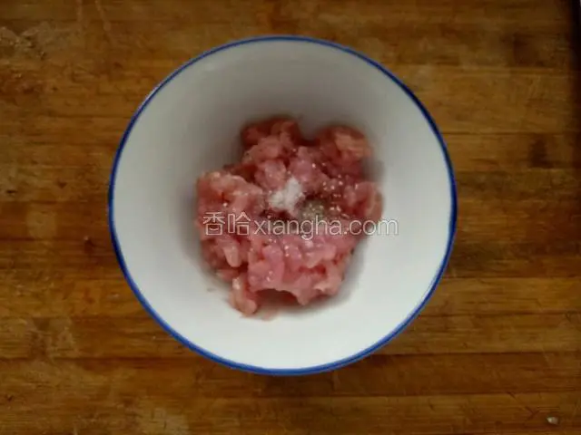 将猪肉剁碎，放入盐，鸡精，胡椒粉，少许酱油搅拌均匀。