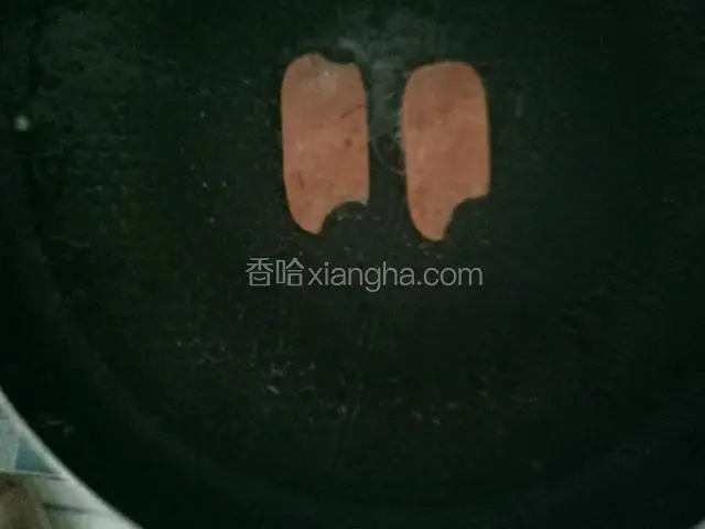 把火腿肠也煎至两面变色。