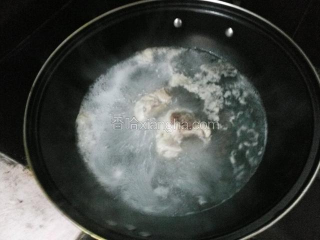 把骨头放锅里用热水煮去血水和浮沫。