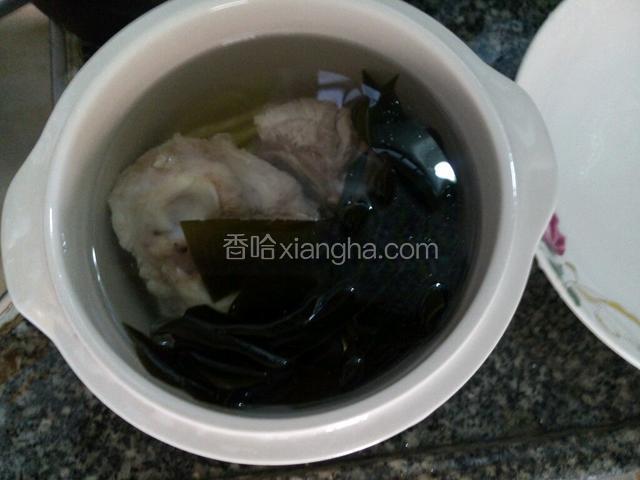 入锅，水量漫过菜多些。