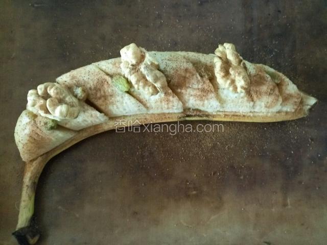 再撒上一层肉桂粉 放入预热好的烤箱160度十分钟