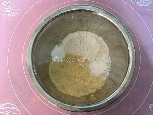 小米面加入面粉，糖，泡打粉