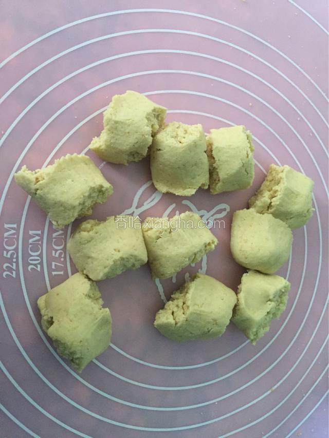 将面团分成小块