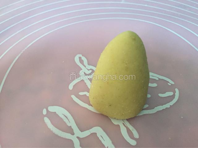 双手配合作出窝头状