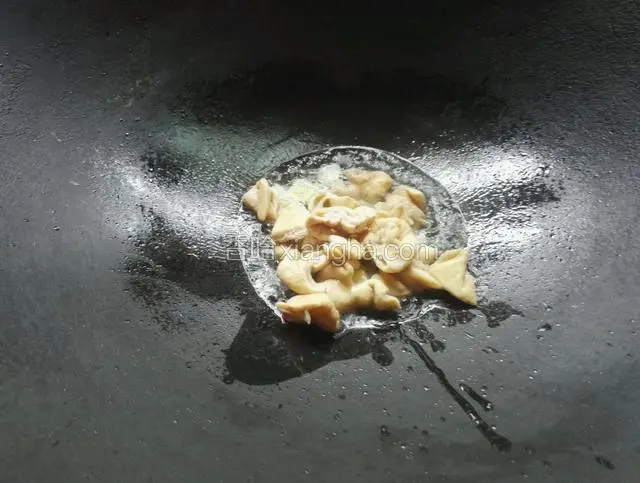 放入大肠翻炒
