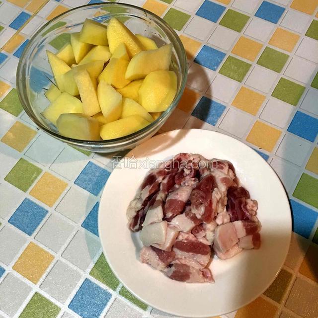 五花肉洗净切片，土豆去皮洗净切成块
