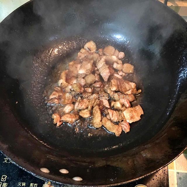 热锅放油，倒入五花肉，加盐、生抽煸炒至肉变色